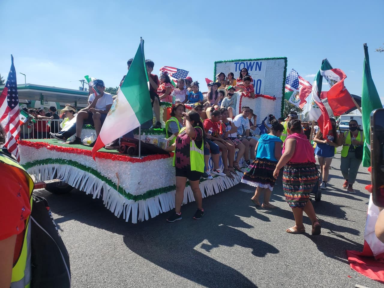 Desfile por día de la Independencia de México en Cicero. Se vieron carros alegóricos en las calles de Cicero.