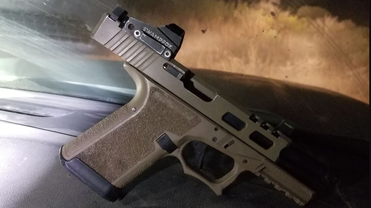 También había un pistola cargada sin número de serie y cuatro cargadores AR-15 en una bolsa abandonada al oeste de la ciudad de Nogales.