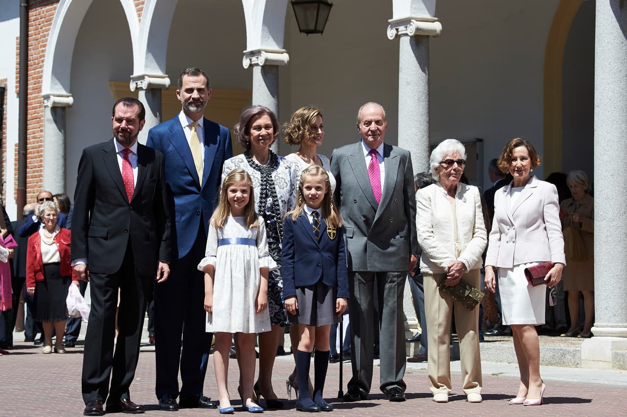 A la salida de la Parroquia Asunción de Nuestra Señora en Aravaca, todos saludaron a los presentes. El Rey Felipe se veía de lo más contento.