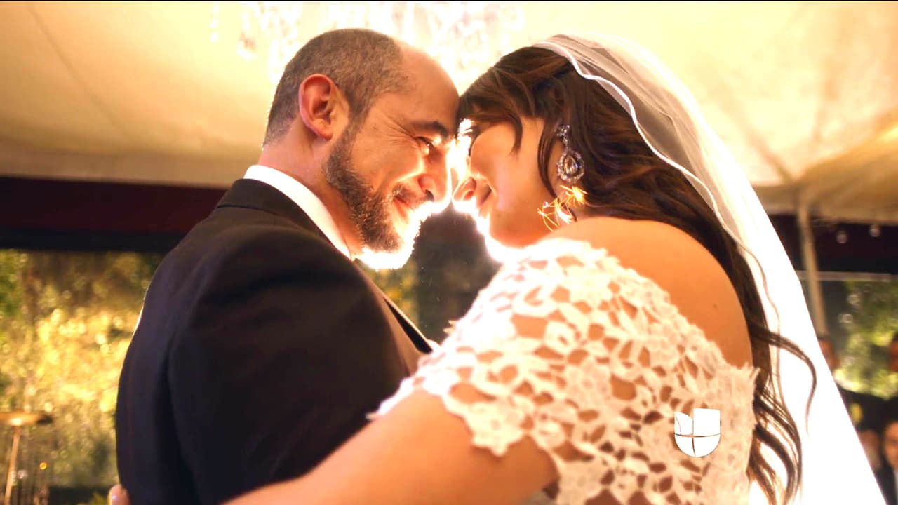 Ante la mirada de todos, bailaron el vals como esposos.