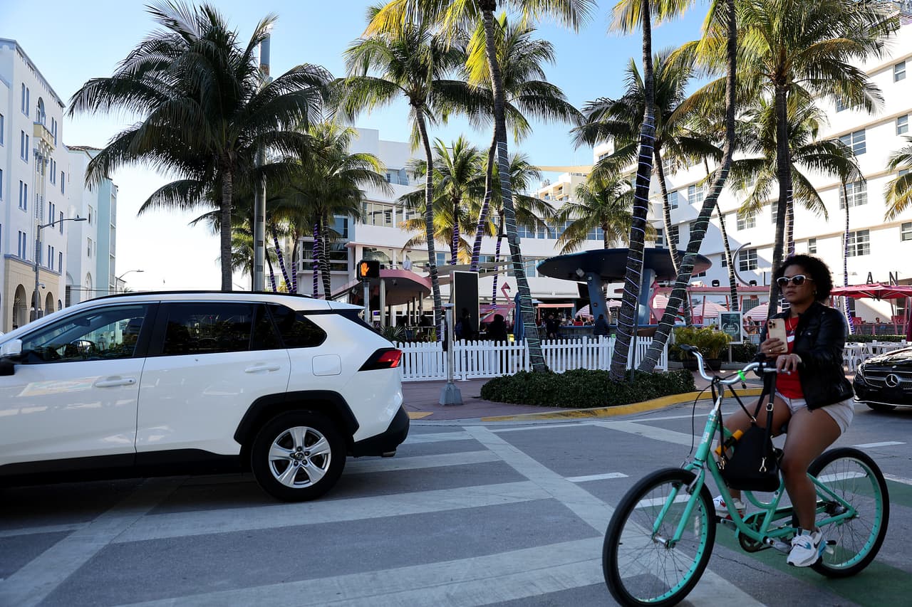 De acuerdo 
<a href="https://www.miamiherald.com/news/local/community/miami-dade/miami-beach/article258054403.html" target="_blank">con The Miami Herald</a>, la ley exigiría a los propietarios de casas o apartamentos en Miami Beach avisar con 60 días de anticipación a los inquilinos, si van a subirles más del 5% del alquiler. 
<br>