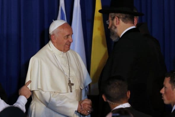 Poco antes, el rabino había entonado una oración en hebreo.