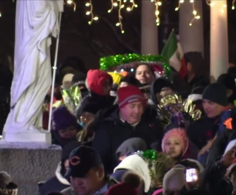 Desafiando el frío y la nieve, miles de peregrinos llegaron hasta el Cerrito del Tepeyac en Des Plaines para rendirle homenaje a la Patrona de México y Emperatriz de América, la Virgen de Guadalupe.
