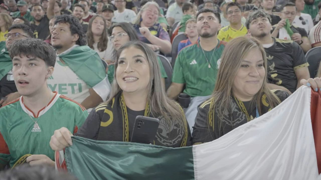 Norma y Yesenia comparten el momento con la bandera de México mientras disfrutan el partido en el estadio, hogar de los Cowboys de Dallas.