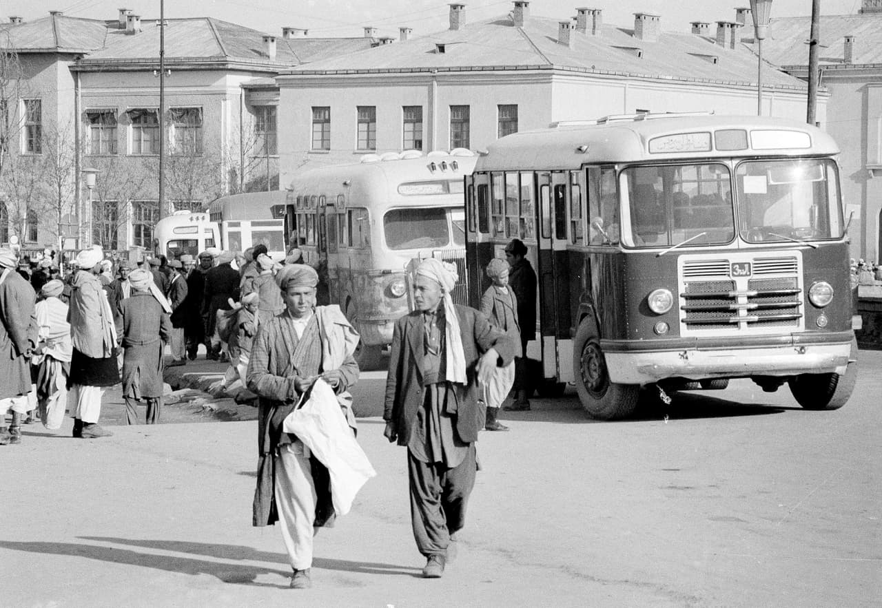 Buses modernos en las calles de Kabul, en 1959. 
<br>
<br>Era el comienzo de la Guerra Fría y Afganistán era cortejada e influenciada por las grandes potencias mundiales. 
<a href="https://www.theatlantic.com/photo/2013/07/afghanistan-in-the-1950s-and-60s/100544/"><u>Aceptaron maquinarias y armas soviéticas, y ayuda financiera de Estados Unidos</u></a>.