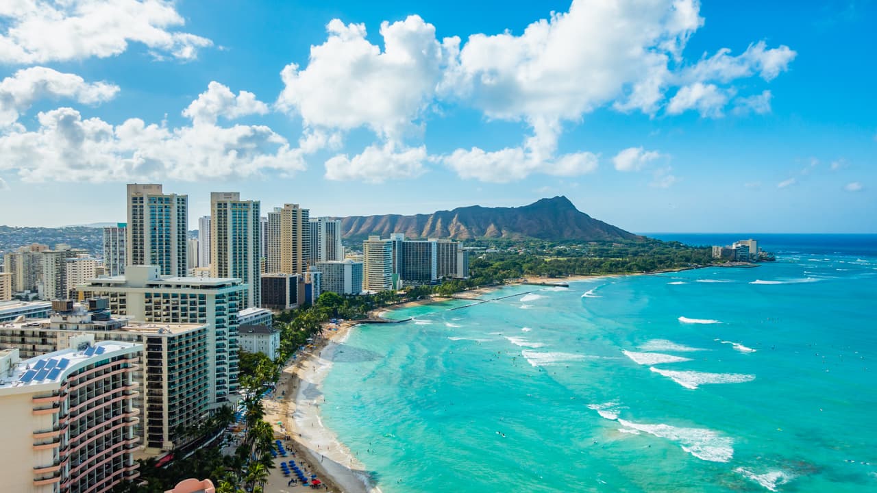<h3 class="cms-H3-H3">8. Honolulu, Hawaii</h3>
<br>
<br>🏠
<b>Cambio en la población debido a migración 2020-2021: </b>-1.4%
<br>
<br>🏠
<b>Cambio total en la población 2020-2021: </b>-1.2%
<br>
<br>🏠
<b>Tasa de desempleo, abril 2022: </b>3.7%
<br>
<br>🏠
<b>Valor medio de la vivienda: </b>$702,300
<br>
<br>🏠
<b>Población total: </b>1,000,890
<br>