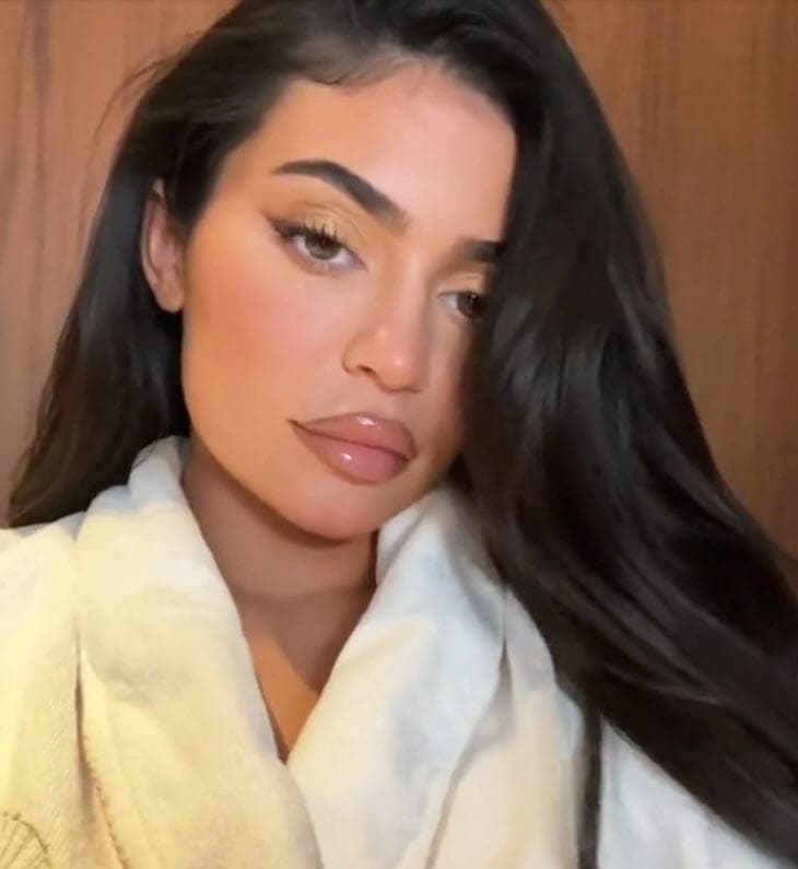 La media hermana de Kim Kardashian recibió apoyo por parte de algunos fans: "¿Por qué todos hablan de los labios cuando 
<b>ella literalmente se ve bien</b>?", escribió uno de sus seguidores. 
<br>