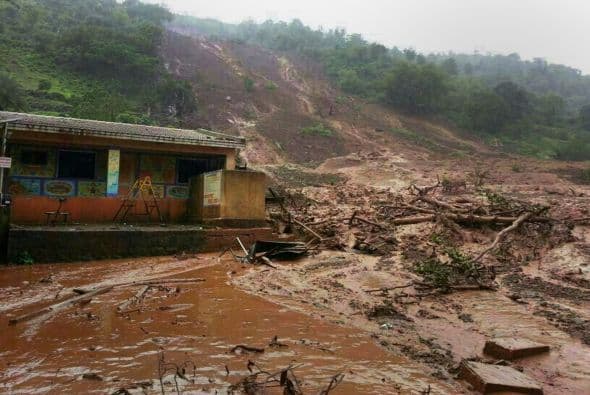 Tras un corrimiento de tierra ocurrido hoy en un pueblo de Maharastra.
