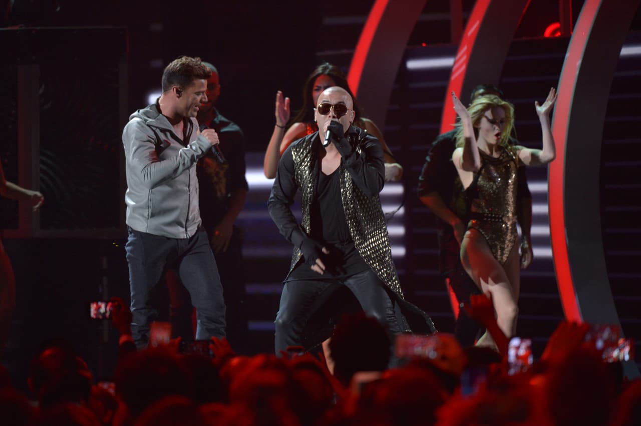 Ricky Martin y Wisin protagonizaron uno de los momentos más espectaculares de la noche.