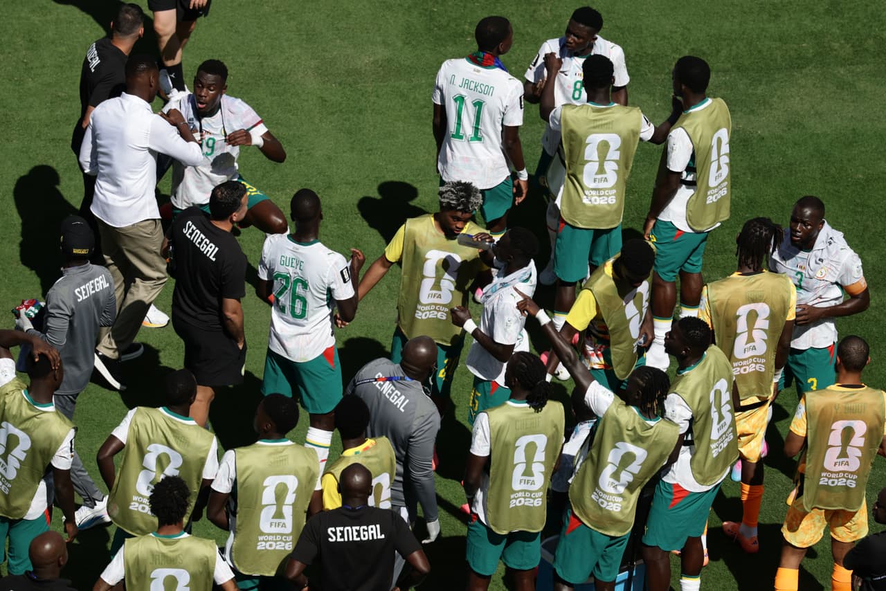 Jugadores de Senegal hacen una pausa para hidratarse durante el partido de fútbol del Grupo I de la Copa del Mundo entre Francia y Senegal en East Rutherford.