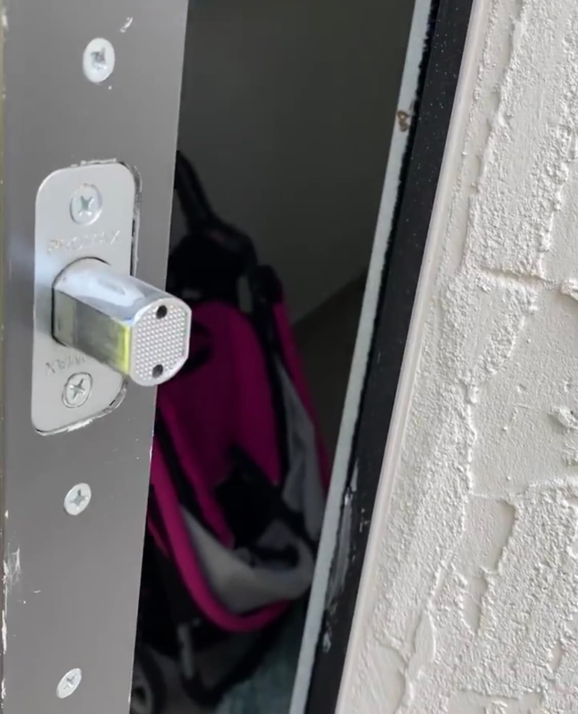 Los sospechosos lograron ingresar al desmontar una cerradura de uno de los pasillos externos de la vivienda.