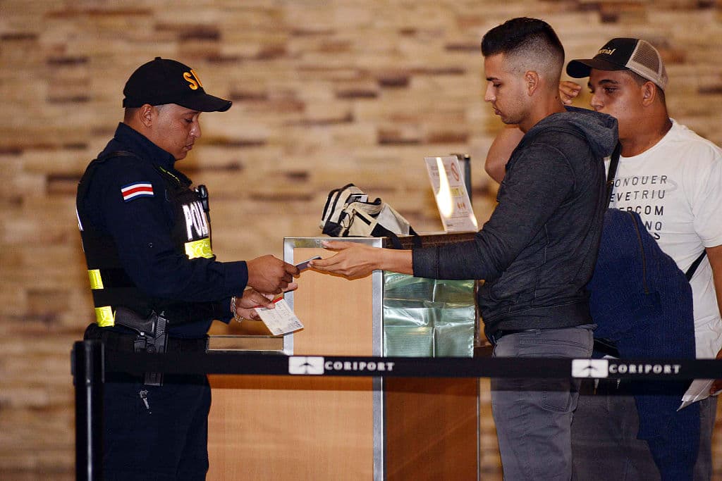 Migrantes cubanos cruzan territorio guatemalteco en travesía a Estados Unidos