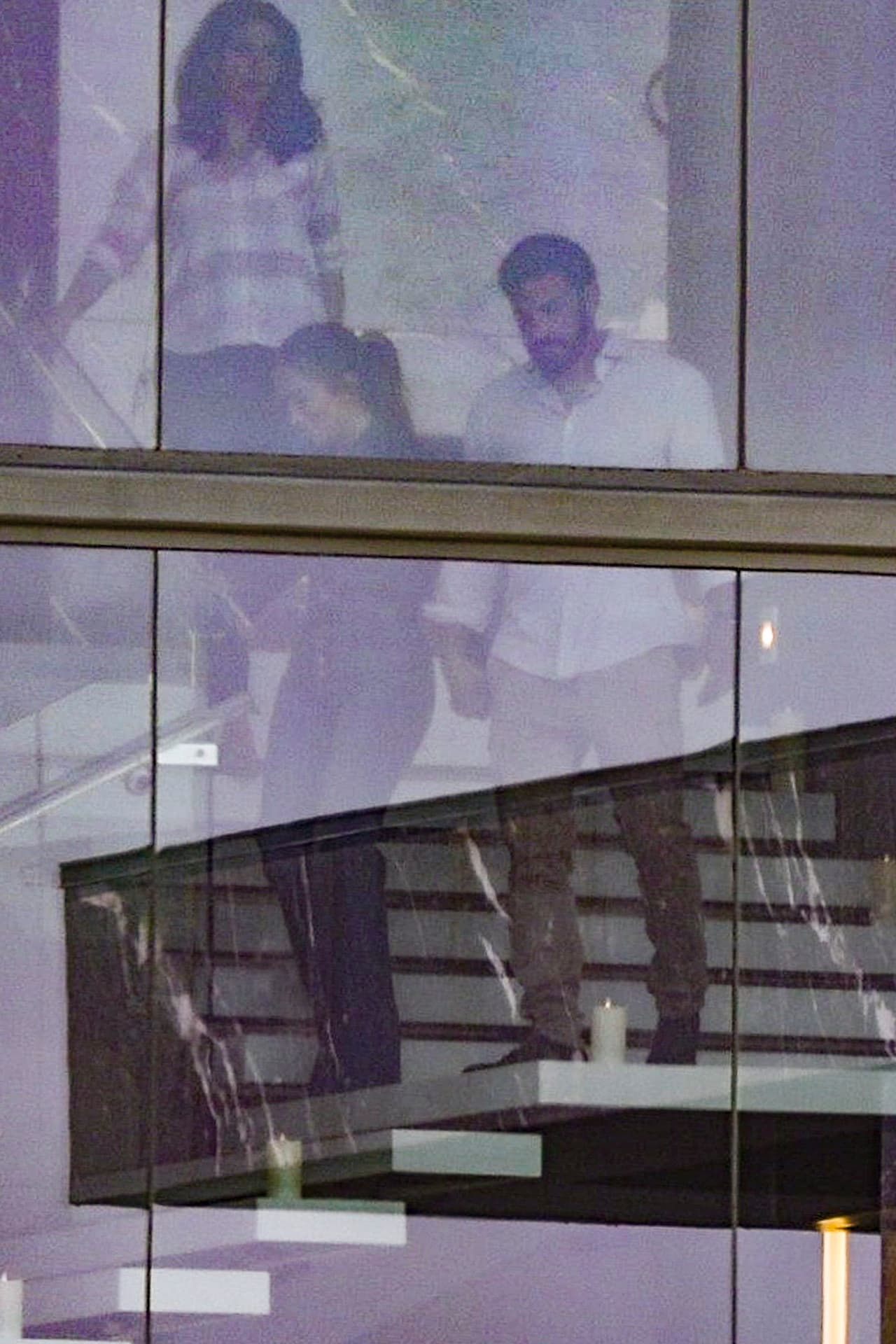 Aunque esta vez no se le captó dándose apasionados besos con su prometido como en anteriores ocasiones, se observó que 'La Diva del Bronx' estaba tomada de la mano del actor mientras bajaban las escaleras de la mansión. 
<br>