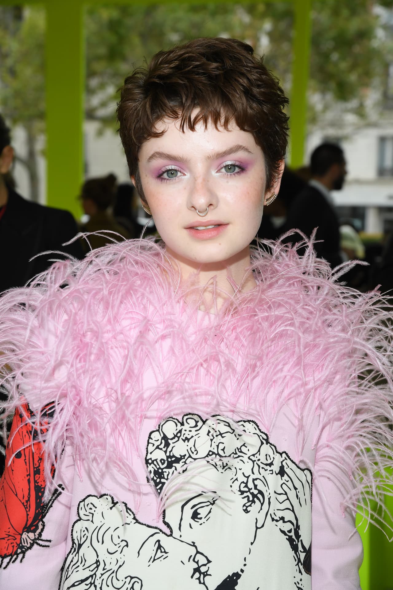 <b>Lachlan Watson </b>
<br>Mejor conocida por su papel de 'Chilling Adventures of Sabrina', Lachlan aseveró que al no sentirse como mujer pensó que su única opción era identificarse como hombre; sin embargo, todo cambió cuando se nombró no binaria.