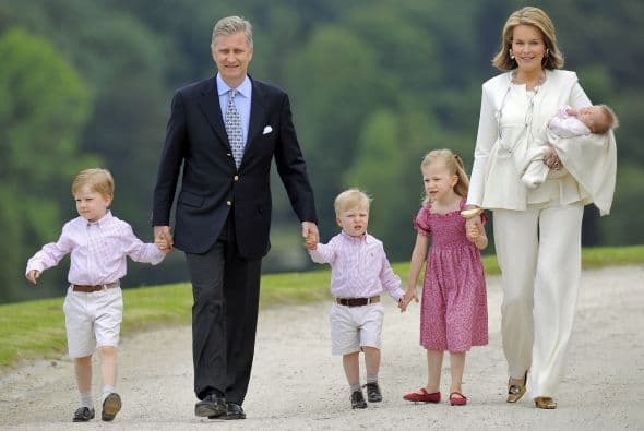 Elisabeth de Bélgica es la heredera al trono de su padre, Felipe, el rey de los Belgas. Tiene 12 años y es la mayor de cuatro hermanos.Además de su formación real, asiste al colegio y toma clases de danza. Sus padres han procurado que su vida pública sea limitada, sin embargo toma su papel ocasionalmente y siempre deja una buena impresión.Comparte mucho tiempo con sus padres y hermanos en actividades muy familiares.