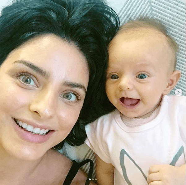 "Me ha llevado a lugares desconocidos de mi misma, 
<b>de donde sale una fuerza y un amor</b> que no sabía que tenía", continuó el mensaje de Aislinn Derbez.