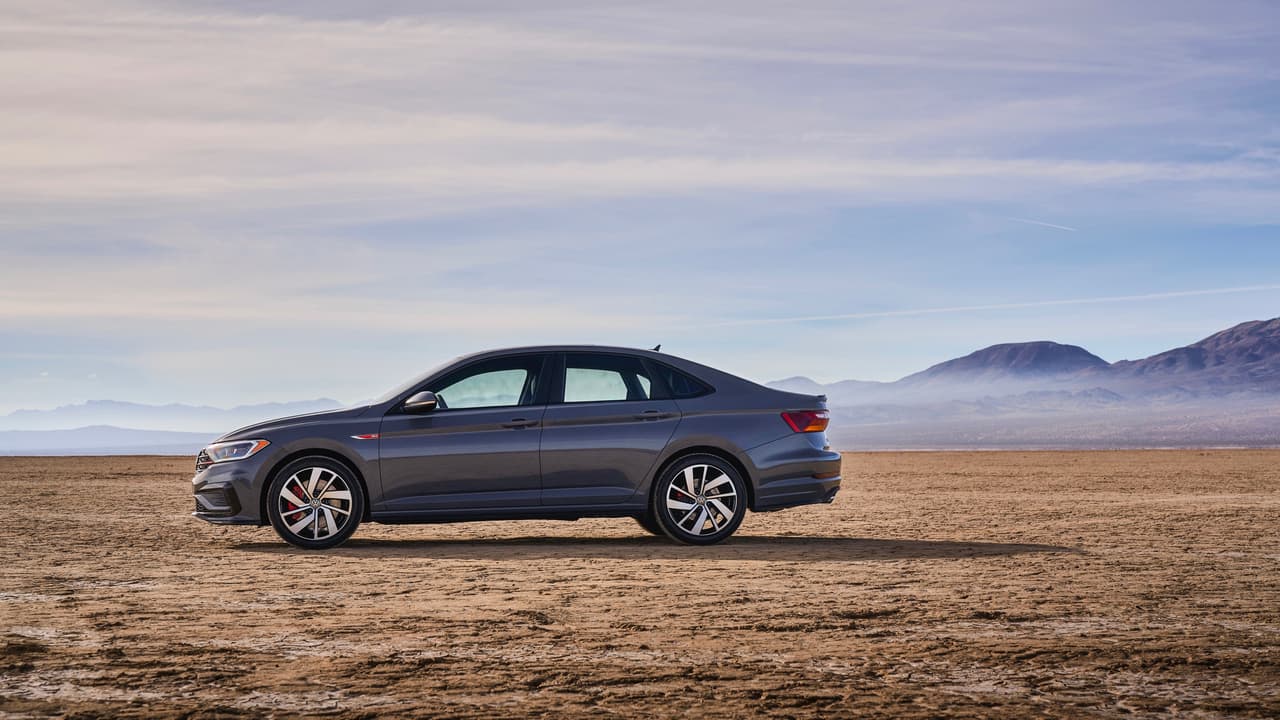 El Volkswagen Jetta GLI utiliza
<b> los mismos frenos que conseguimos en el portentoso Golf R</b>, uno de los mejores subcompactos de alto rendimiento en el mundo. Los mismos son reconocibles por sus pinzas pintadas de rojo.