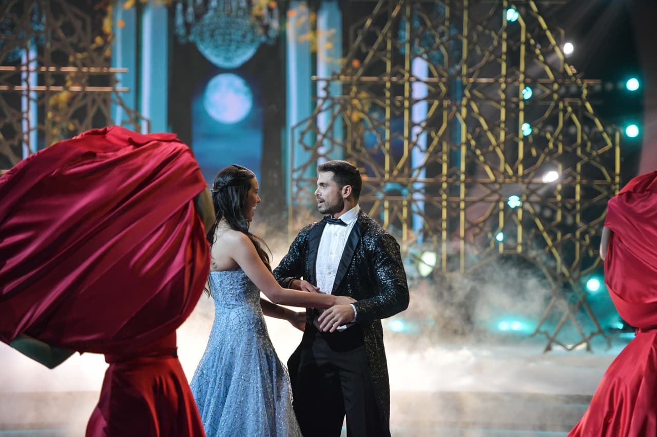 Cuando la coreografía estaba por llegar a su final, Pedro descubrió que ya no era Emma quien lo acompañaba sino que la bailarina había cambiado su lugar con Alexandra.