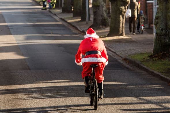 Es importe que Santa este en forma, él cuida su salud realizando paseos en bicicleta.