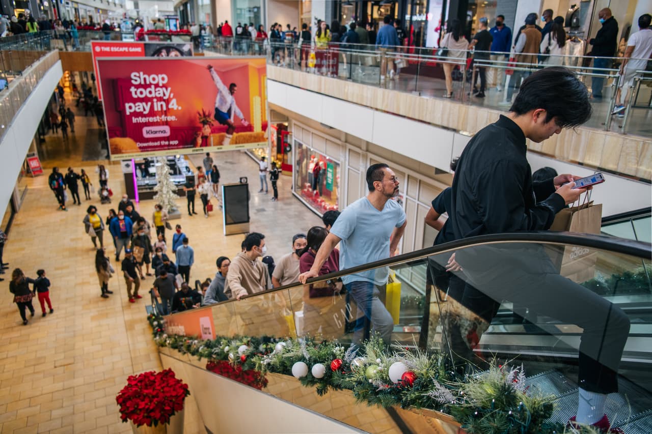 Evita cargar bolsos grandes y no tengas dinero en efectivo, es lo que aconseja Jesús Robles, policía de Houston.