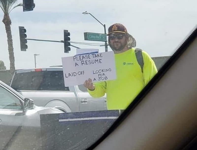 Padre de Arizona sale a la calle a buscar empleo con un letrero, su currículum se vuelve viral