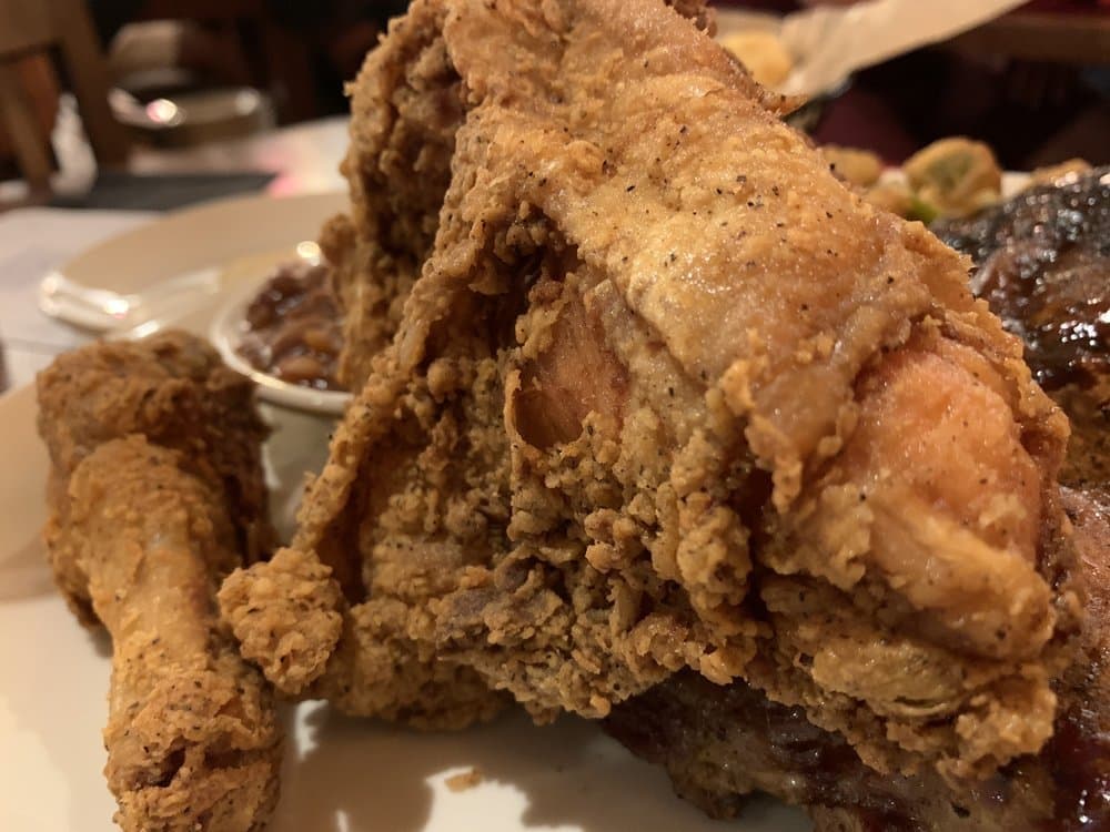 <b>The Pit</b>
<br>Dirección: 328 W Davie St Raleigh, NC 27601
<br>Teléfono: (919) 890-4500
<br>Sitio web: 
<a href="http://www.thepit-raleigh.com">http://www.thepit-raleigh.com</a> 
<br>
<b><a href="https://www.yelp.com/map/the-pit-raleigh">Cómo llegar</a></b>
<br>
<br>Restaurante que sirve asados y otros platillos como pollo frito.