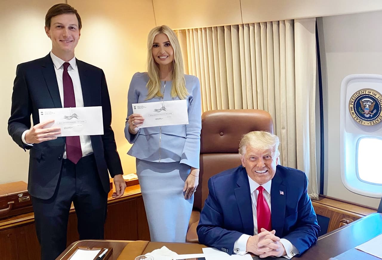 Ivanka Trump posa con su voto por correo (justo horas antes su padre dijo que era fraudulento)