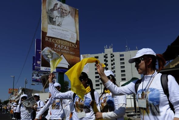 Asimismo, permanecieron apostados en la ruta por donde el pontífice romano realizo un recorrido en el Papamovil de 32.5 kilómetros desde el Aeropuerto hasta el Colegio de Miraflores en la Ciudad de León, donde pernoctó.