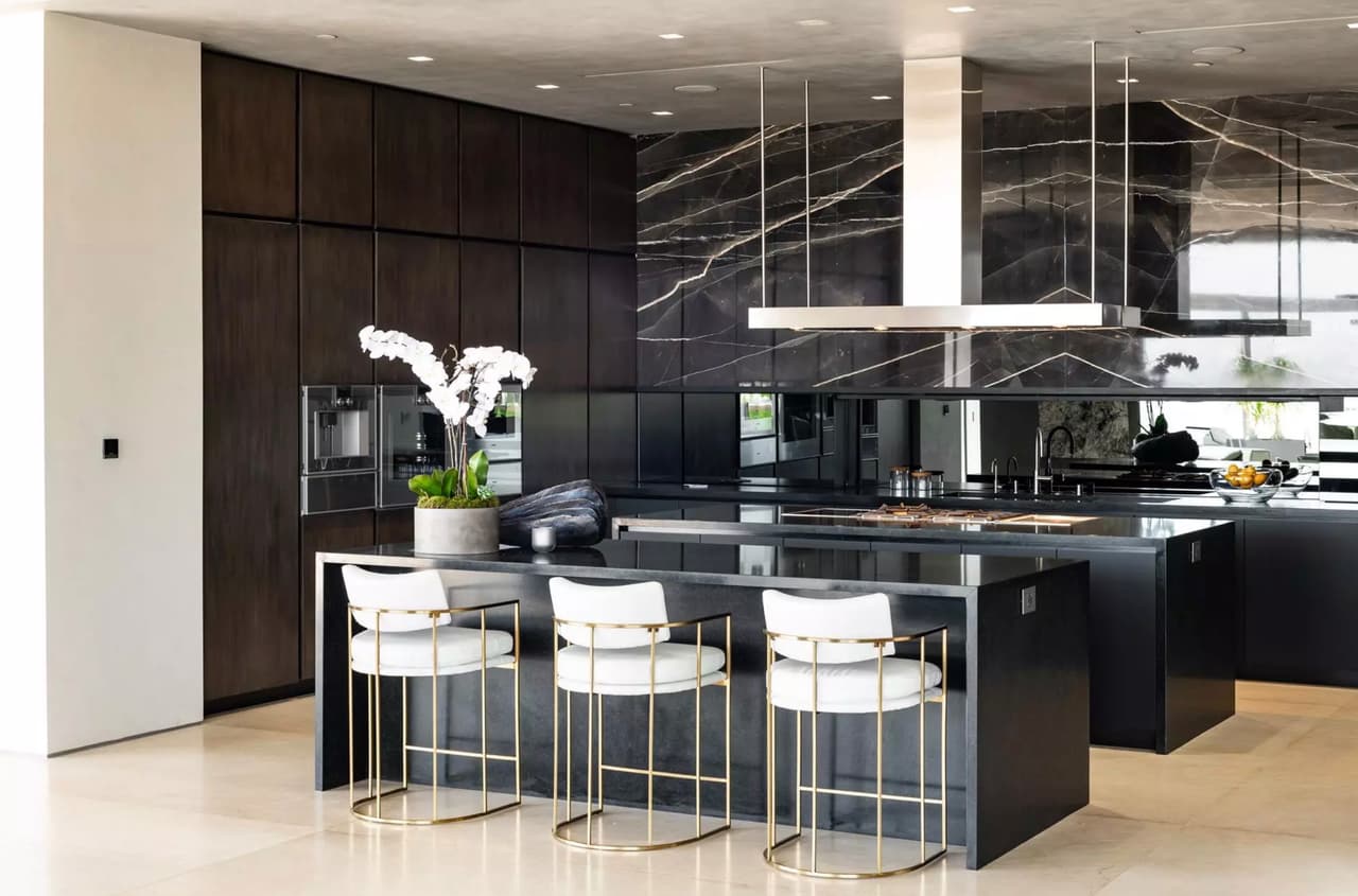 Además de una 
<b>cocina de mármol negro</b> equipada con electrodomésticos personalizados.
<br>