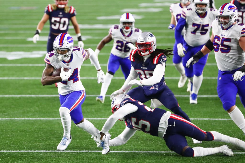Steffon Diggs supera las 120 yardas por aire y recibe 3 pases de anotación en la victoria 38-9 sobre los New England Patriots.
