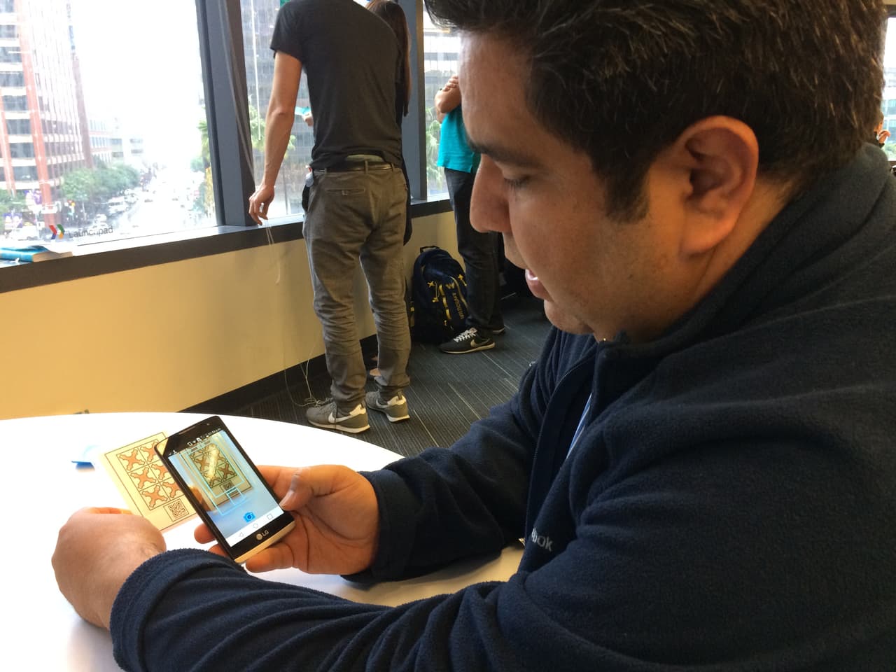 José Luis Nuño muestra cómo funciona Unima, su app de diagnóstico de enfermedades que lee las reacciones a muestras de sangre en una tarjeta de papel.