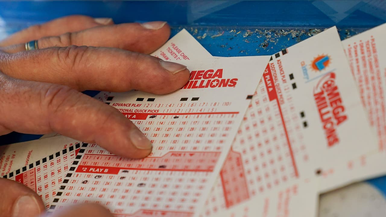 <b>2022</b>
<br>El tercer lugar es el que se jugó a finales de este agosto en la lotería Mega Millions. 
<br>Según se ha reportado, un boleto vendido en Des Plaines acertó a los seis números para ganar el premio mayor. Inicialmente se reportó que el premio era de 1,280 millones, pero más tarde se confirmó que la bolsa es de 1,337 millones. Si bien el premio es una jugosa cantidad, 
<a href="https://www.univision.com/local/chicago-wgbo/mega-millions-cuanto-pagara-ganador-impuestos?cache" target="_blank">el ganador recibe mucho menos</a>.