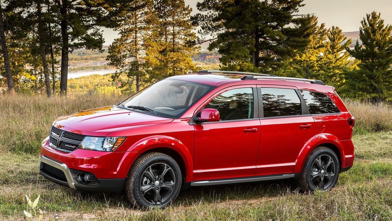 <b>Quinto lugar</b> (empate): 
<b>Dodge Journey</b>
<br>
<br>Solo el 
<b>50%</b> de los propietarios de la crossover mediana de Dodge volverían a comprarla de presentarles la oportunidad. Las quejas principales estuvieron relacionadas al pobre valor que retorna por la inversión y por ser 
<b>muy incomoda</b>, una queja insólita para una crossover cuya característica primordial es la comodidad. Este es el vehículo que nuestros amigos en Europa conocen como la 
<b>Fiat Freemont</b>.
<br>
<br>
<b>Nuestra opinión</b>: Esto es lo que pasa cuando tratas de enseñar a hablar a un loro viejo. La Dodge Journey está basada en la plataforma JS de Fiat Chrysler desarrollada conjuntamente con Mitsubishi hace casi 15 años, que sirvió de sustento a vehículos tan poco memorables como los Dodge Caliber y Avenger, el Jeep Compass y el Chrysler Sebring. ¿Qué más podían esperar?