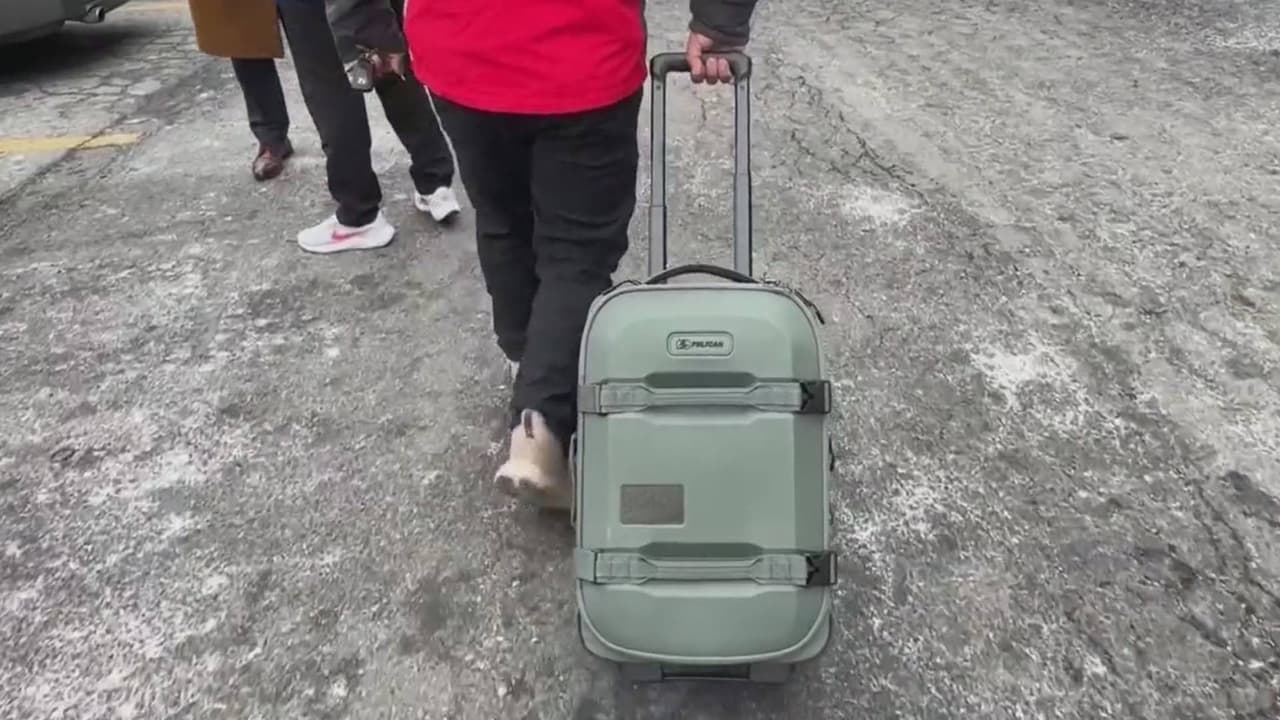 ¿Es riesgoso viajar en avión si estás en medio de un proceso migratorio? Lo investigamos