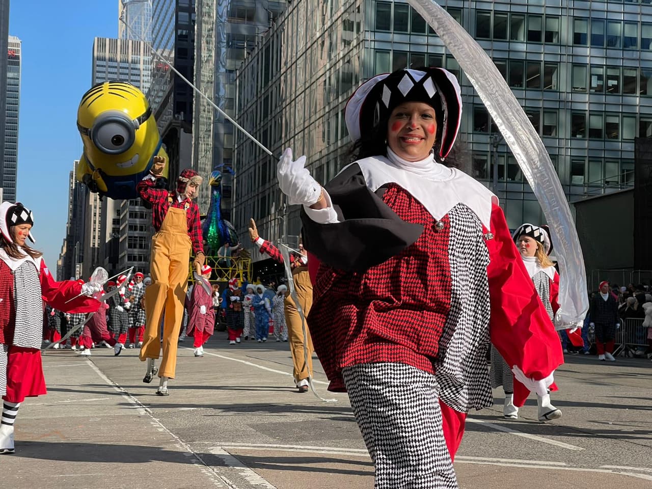 Miles de bailarines y personal de apoyo participaron en el parade.