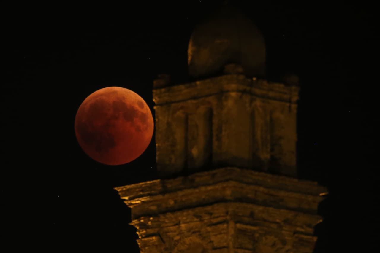 La Luna roja junto a la iglesia de Venzolasca, en la isla mediterránea francesa de Córcega.