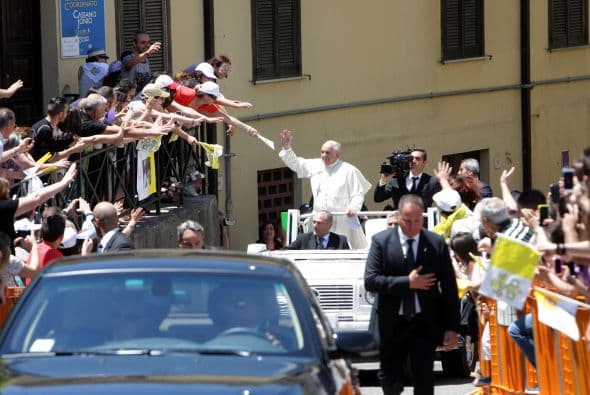 Montado en su papamóvil, el vehículo adaptado para las apariciones públicas del papa, Francisco recorrió las calles del pueblo calabrés.