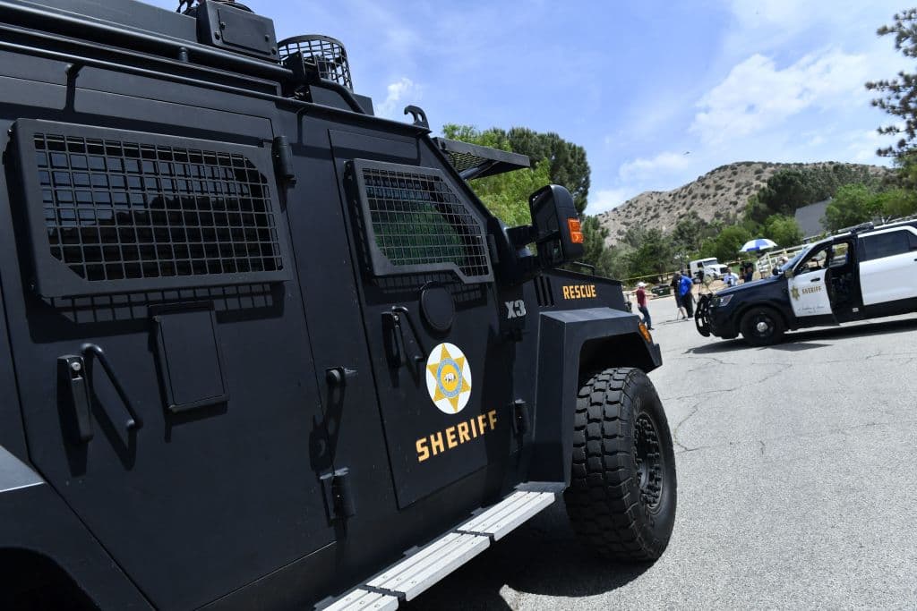 El bombero fallecido 
<b>solo fue identificado como un hombre de 44 años quien recibió varios disparos en la parte superior del cuerpo</b> y fue declarado muerto en el lugar, dijeron las autoridades.