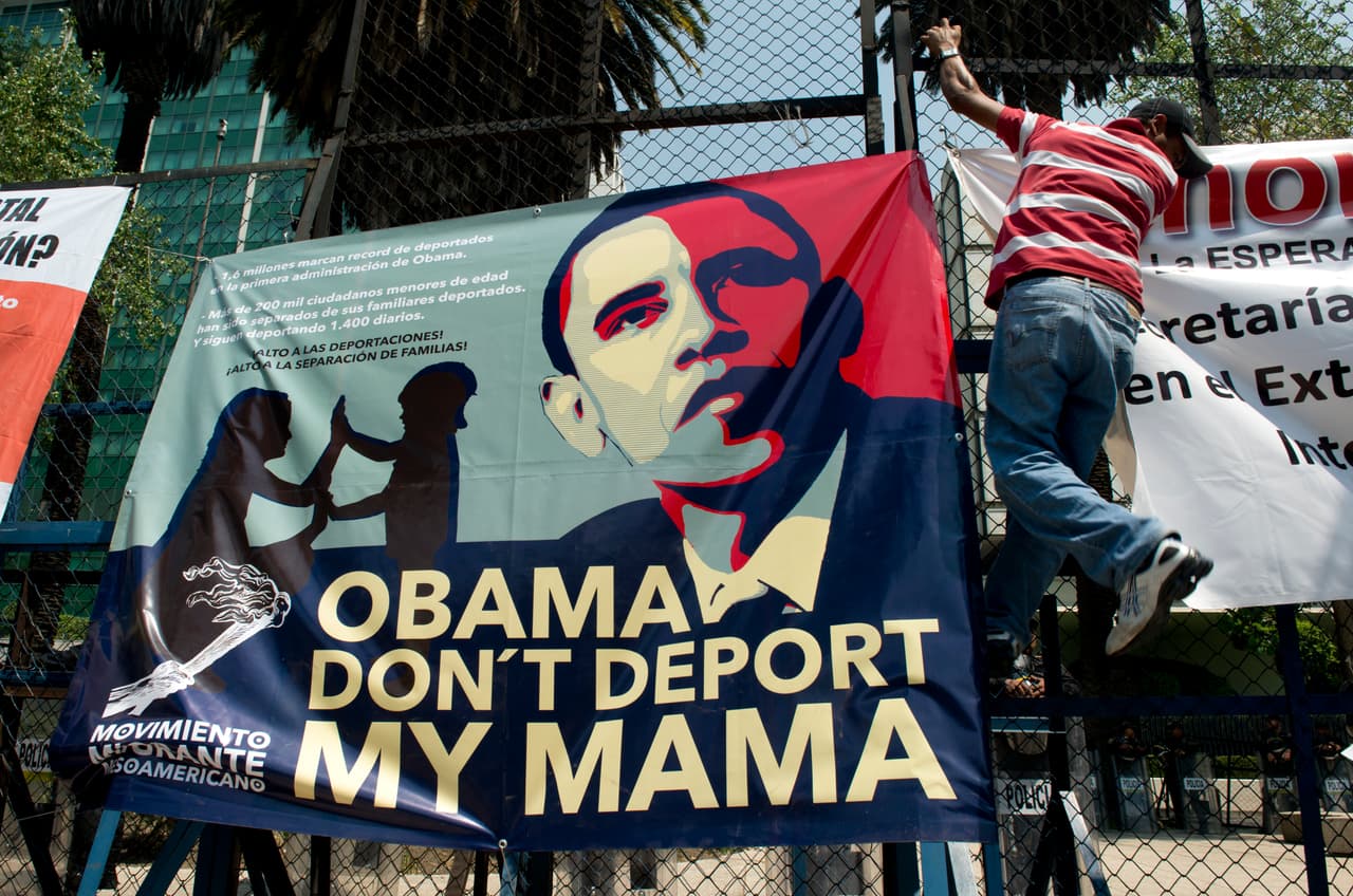 Indocumentados instalan una pancarta para pedirle al presidente Barack Obama que detenga su política de deportaciones.