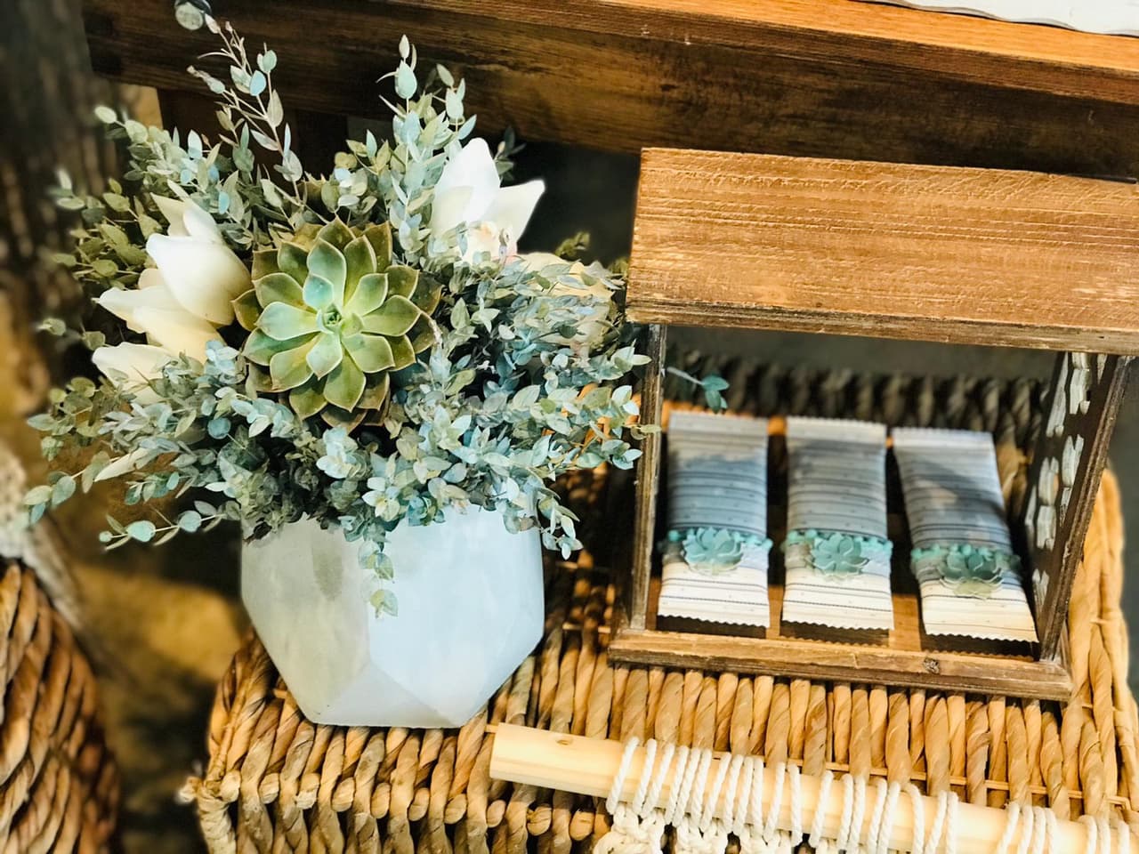 Los recuerditos y arreglos florales le dieron vida al espacio pensado para celebrar la pronta llegada de Diego.