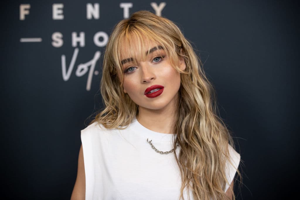 También la cantante y compositora Sabrina Carpenter ha usado el estilo con un flequillo delgado y el cabello en capas onduladas.