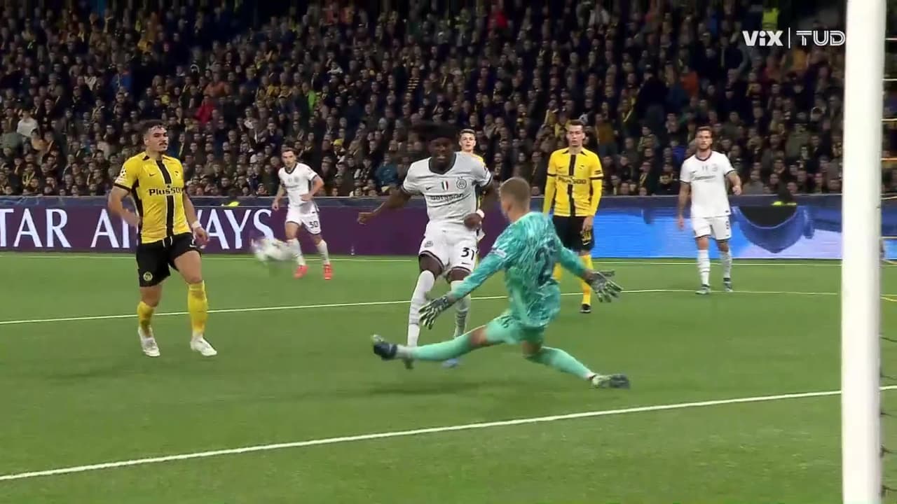 ¡Qué atajada! David von Ballmoos le quita el gol a Yann Bisseck