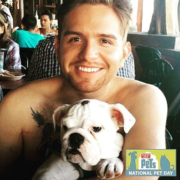 El Dasa presume a su mascota, Benito.