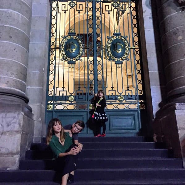 Y cuando puede los lleva a su trabajo.