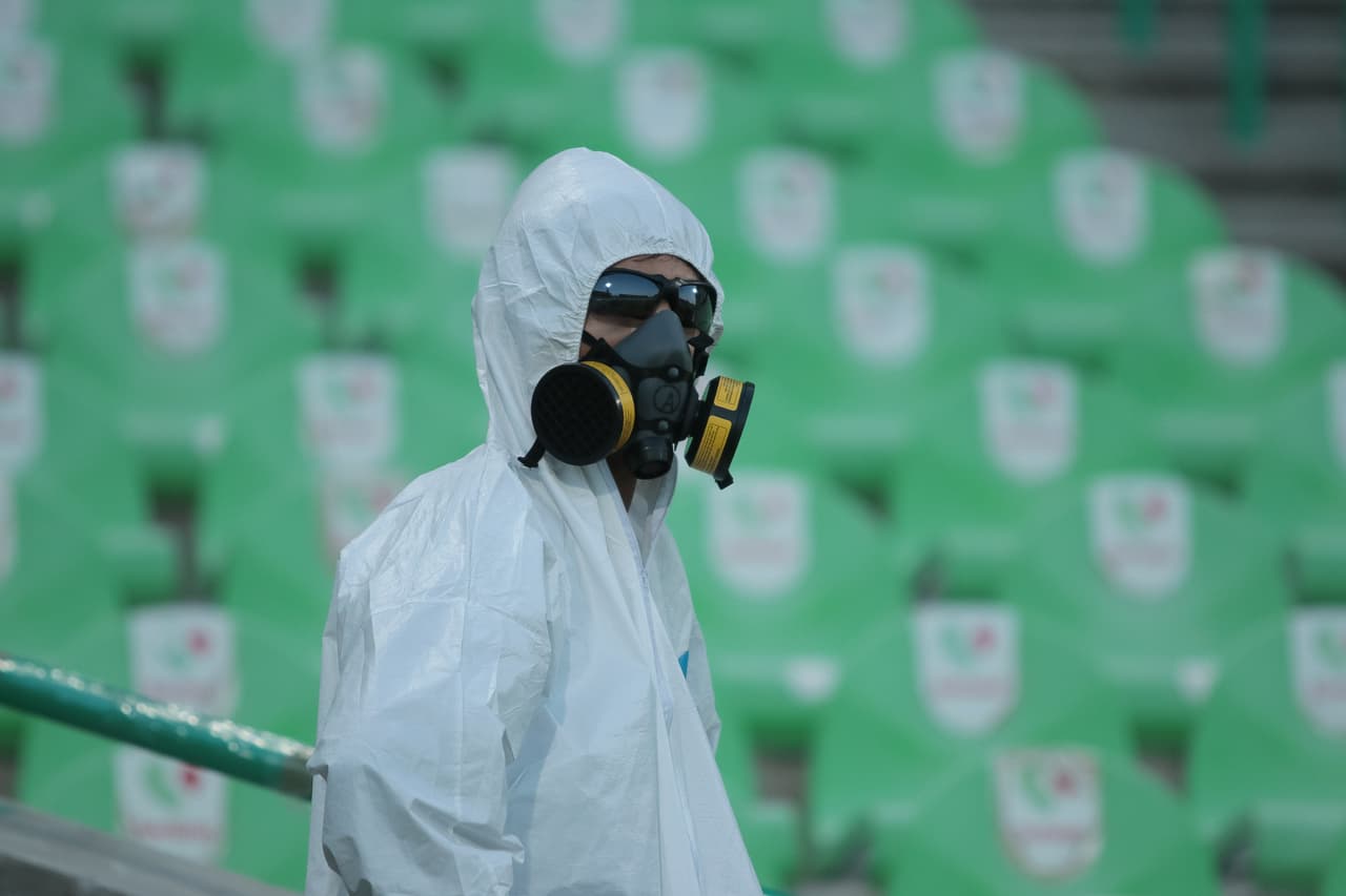 Sanitizando los asientos.