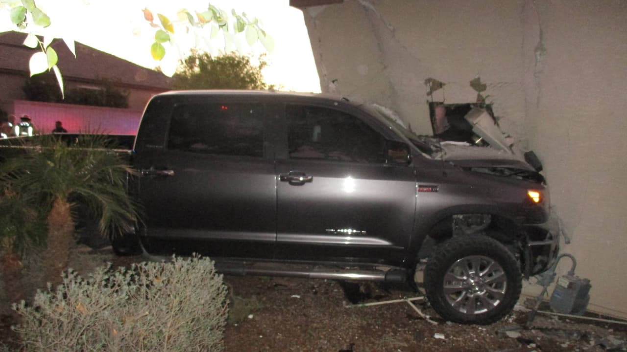 De acuerdo con la policía de Glendale, el padre de familia se preparaba para ir a trabajar cuando pensó que le habían robado la camioneta, pero no se trataba de un ladrón sino de su propio hijo. 
<br>