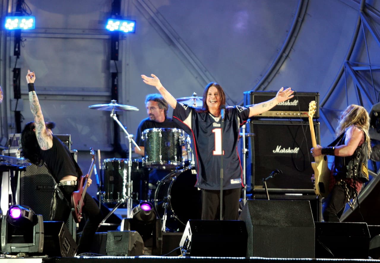 En la presentación también estuvo Ozzy Osbourne; en aquella temporada, el partido fue entre los Oakland Raiders y los New England Patriots.