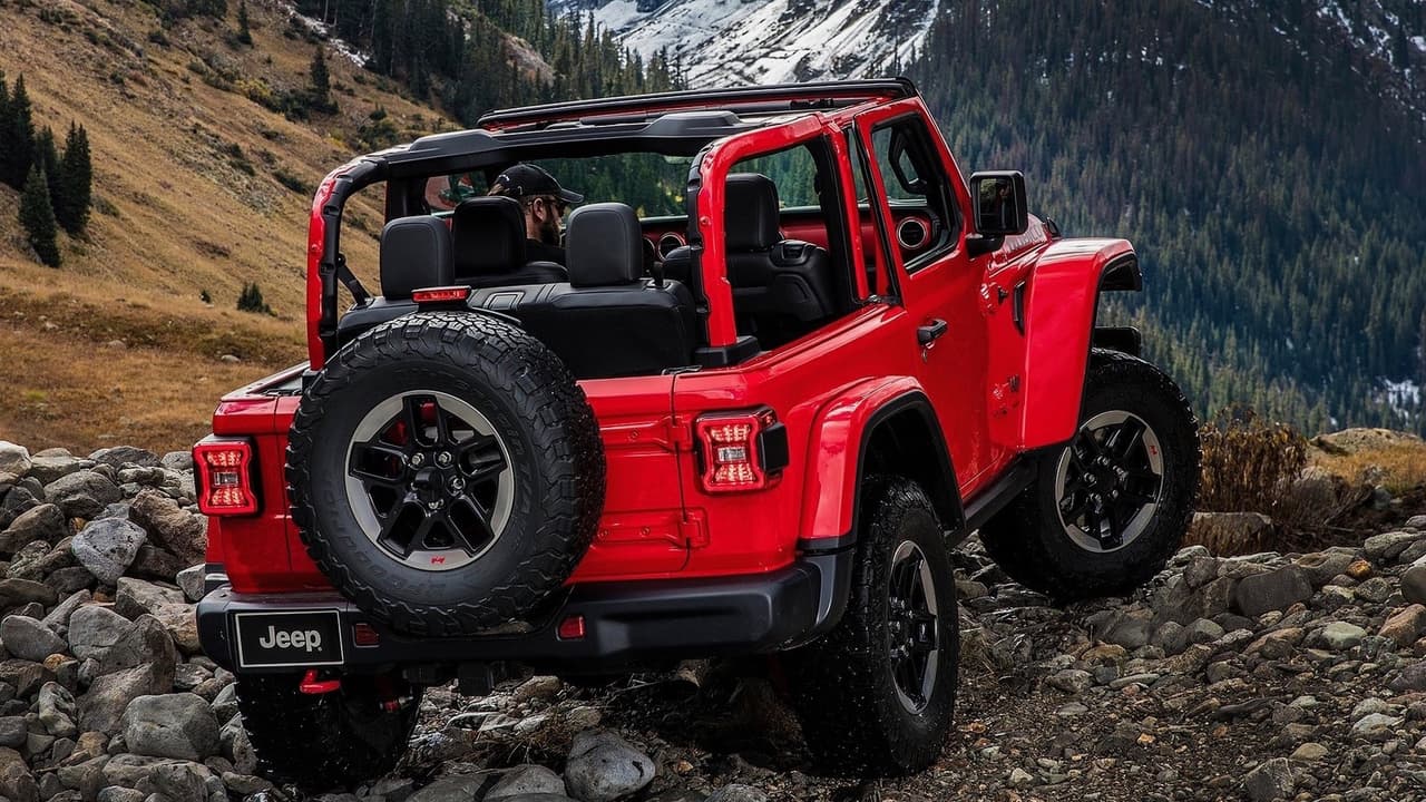 <h3 class="cms-H3-H3"><b>Jeep Wrangler</b></h3>
<br>El mismo motivo por el que incluimos a la Chevrolet Colorado ZR2 es el que lleva a el histórico todoterreno de Jeep a formar parte de esta lista. No solo es la posibilidad que da de llegar a los parajes más difíciles sino no también la rica historia de este 
<b>clásico estadounidens</b>e está llena de romanticismo y aventura.