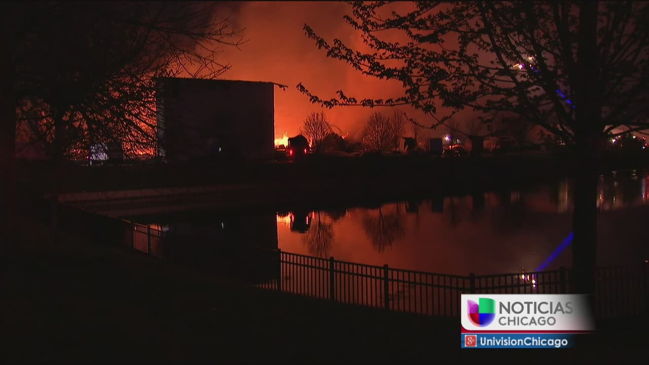 Masivo incendio consume bódega de muebles en Woodridge