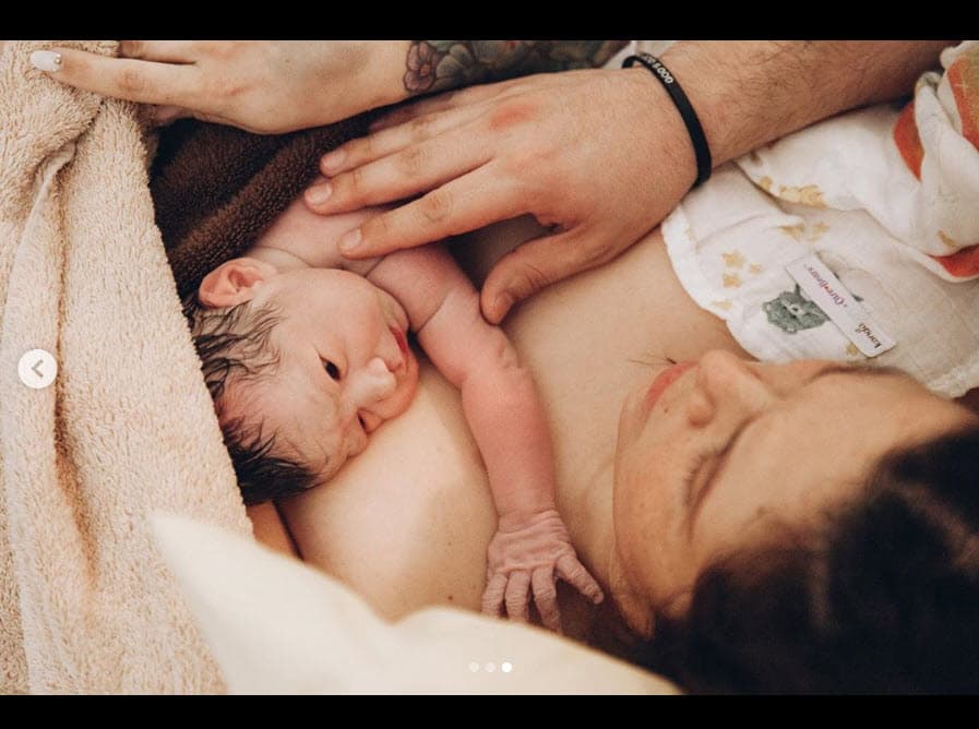 También honró el esfuerzo de Jacqie: "Las palabras no pueden expresar lo 
<b><a href="https://www.univision.com/famosos/me-he-sentido-terrible-y-enferma-jacqie-rivera-batalla-con-las-nauseas-tipicas-del-embarazo-video" target="_blank">orgulloso que estoy de ti</a></b>".
<br>